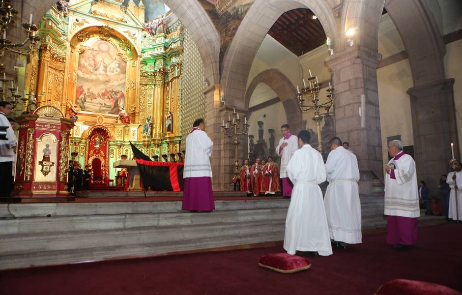 El tradicional Arrastre de Caudas congregó a cientos de fieles en Quito