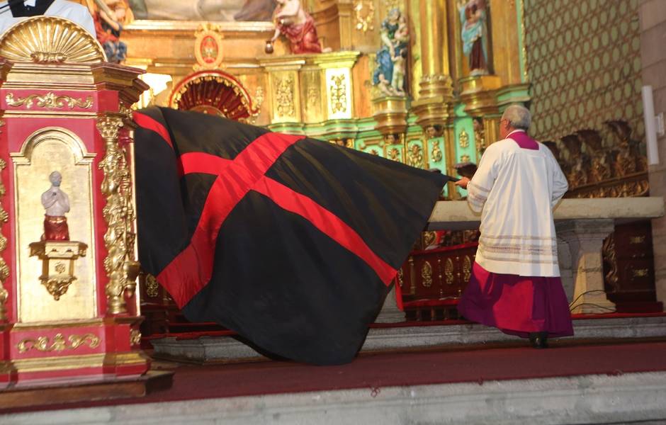 El tradicional Arrastre de Caudas congregó a cientos de fieles en Quito