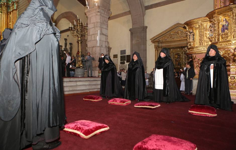 El tradicional Arrastre de Caudas congregó a cientos de fieles en Quito