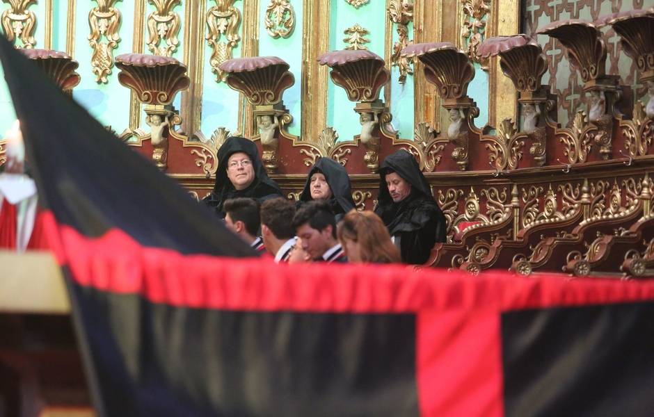 El tradicional Arrastre de Caudas congregó a cientos de fieles en Quito