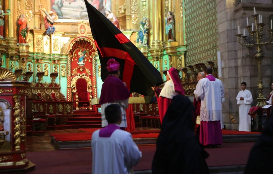 El tradicional Arrastre de Caudas congregó a cientos de fieles en Quito