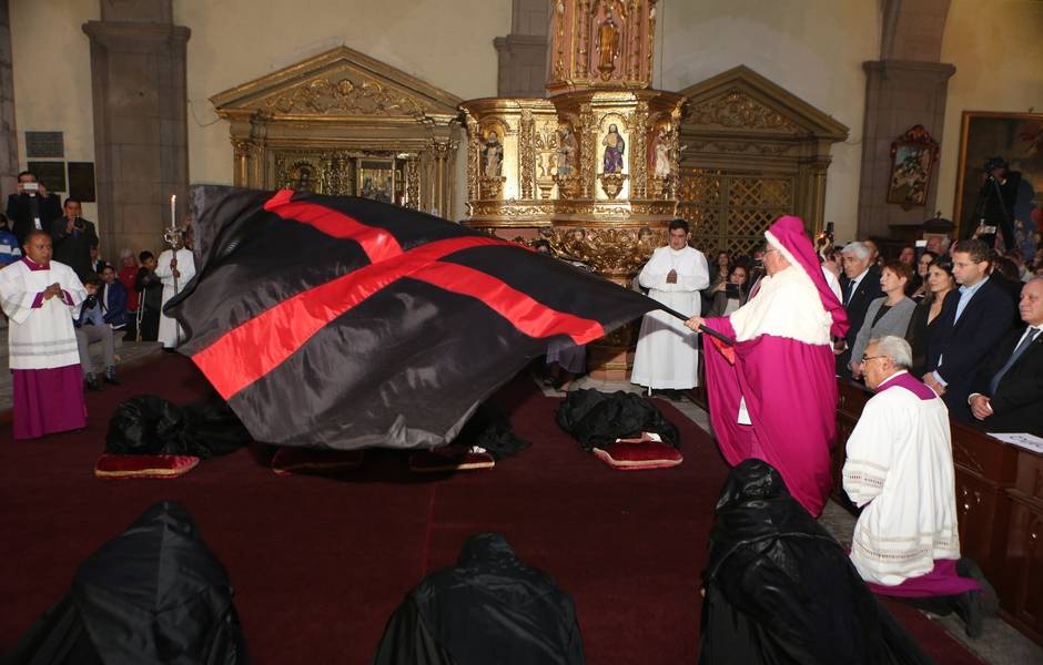 El tradicional Arrastre de Caudas congregó a cientos de fieles en Quito