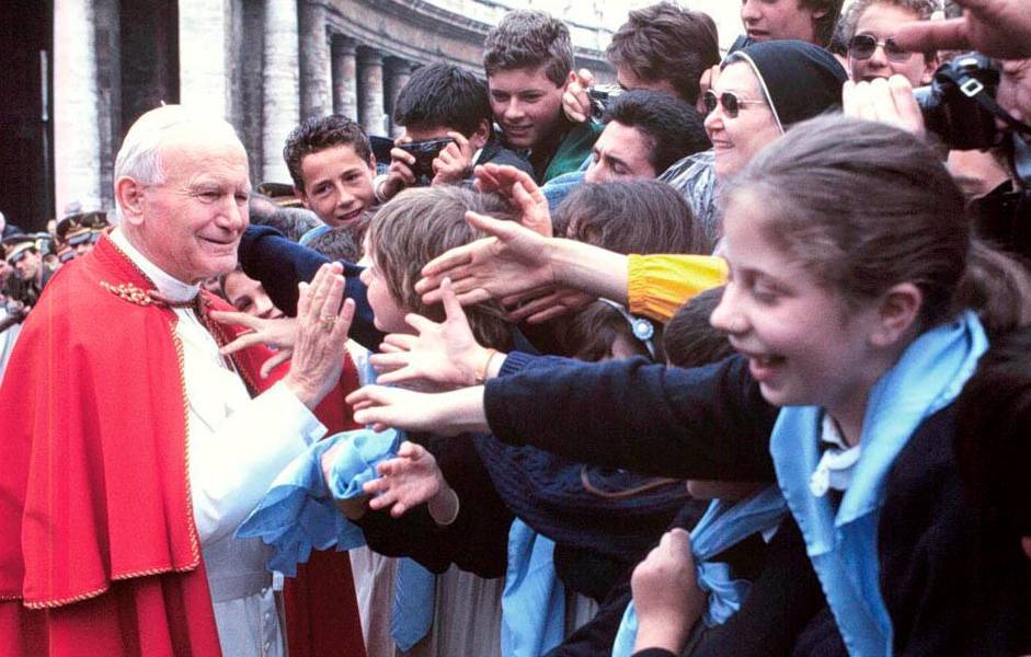 Juan Pablo II, el papa que fue santo por aclamación popular
