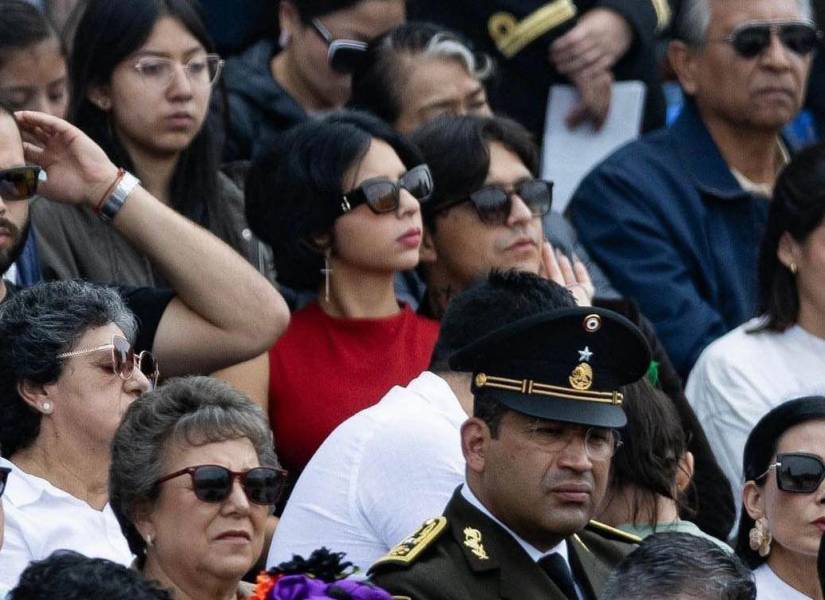 Fotografía de Ángela Aguilar y Nodal en el desfile militar, México