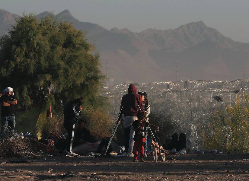 Migrantes permanecen en las inmediaciones del cerco fronterizo con Estados Unidos en ciudad Juárez, Chihuahua (México).