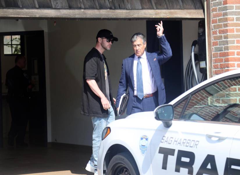 Justin Timberlake sale de una comisaría en The Hamptons con el abogado Ed Burke. Justin fue detenido por la policía el lunes por la noche (17 de junio) en Sag Harbor después de conducir en estado de ebriedad.