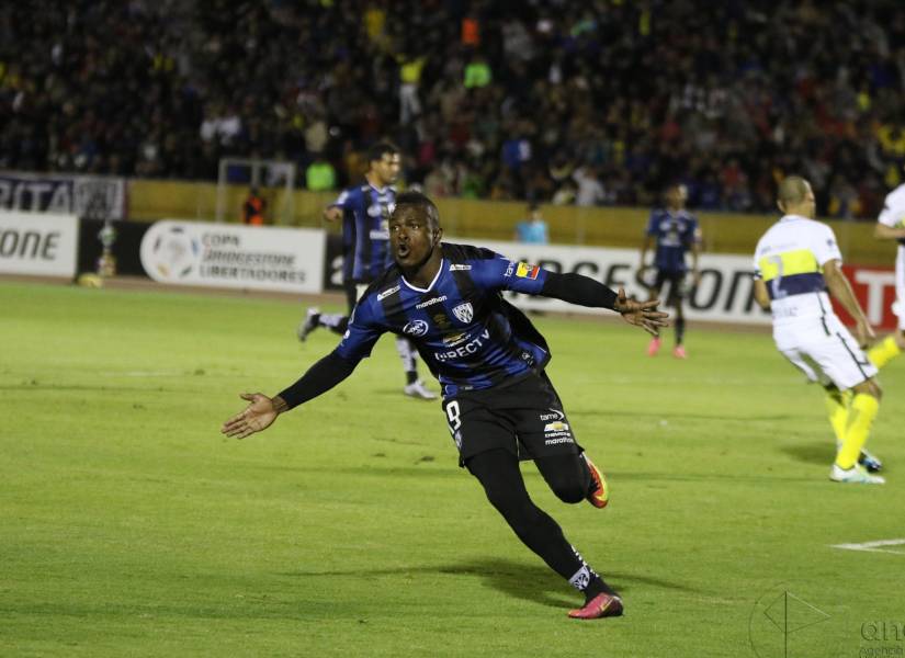 José Angulo celebrando su tanto contra Boca en el Atahualpa.