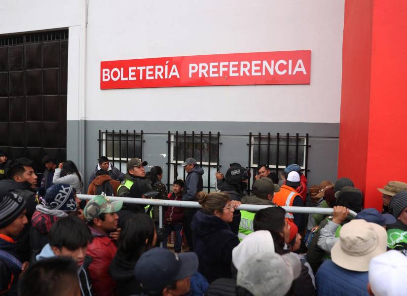 Personas hacen fila para comprar entradas para el partido entre las selecciones de Bolivia y Colombia, este jueves en el estadio Municipal de El Alto (Bolivia).