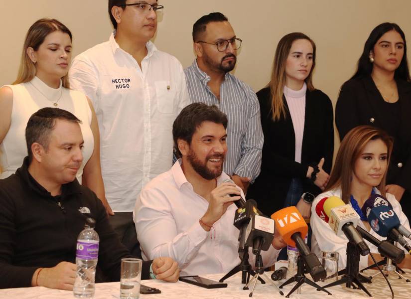 Topic estuvo acompañado por Guillermo Celi, director nacional del movimiento político Suma (izquierda abajo), y Mishelle Calvache (derecha), candidata a vicepresidenta de Ecuador.