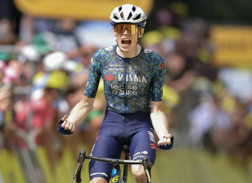 Vingegaard celebrando su victoria en la etapa 11 del Tour de Francia.