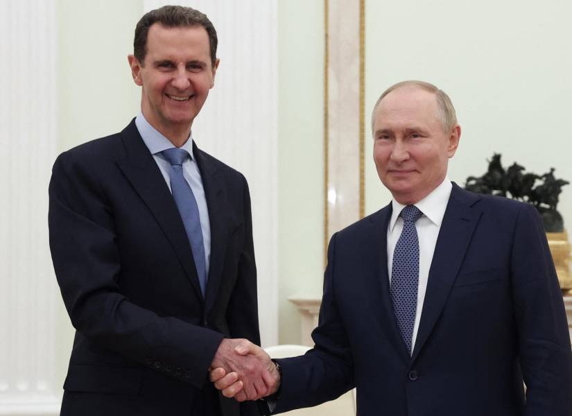 Imagen de julio de 2024. El presidente de Rusia, Vladimir Putin, saluda a su entonces par sirio, Bashar al Asad.