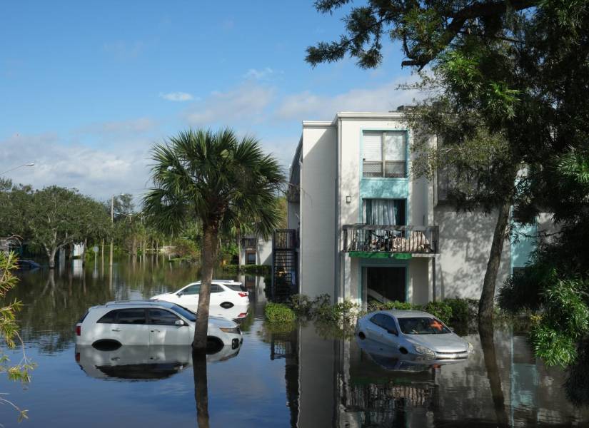 Clearwater, Florida. El huracán Milton, que mantiene la amenaza de marejada ciclónica, golpeó el centro de Florida con lluvias torrenciales y fuertes vientos.