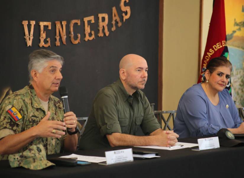 Jaime Vela (izquierda), jefe del Comando Conjunto de las Fuerzas Armadas; Giancarlo Loffredo, ministro de Defensa, y Mónica Palencia, ministra del Interior.