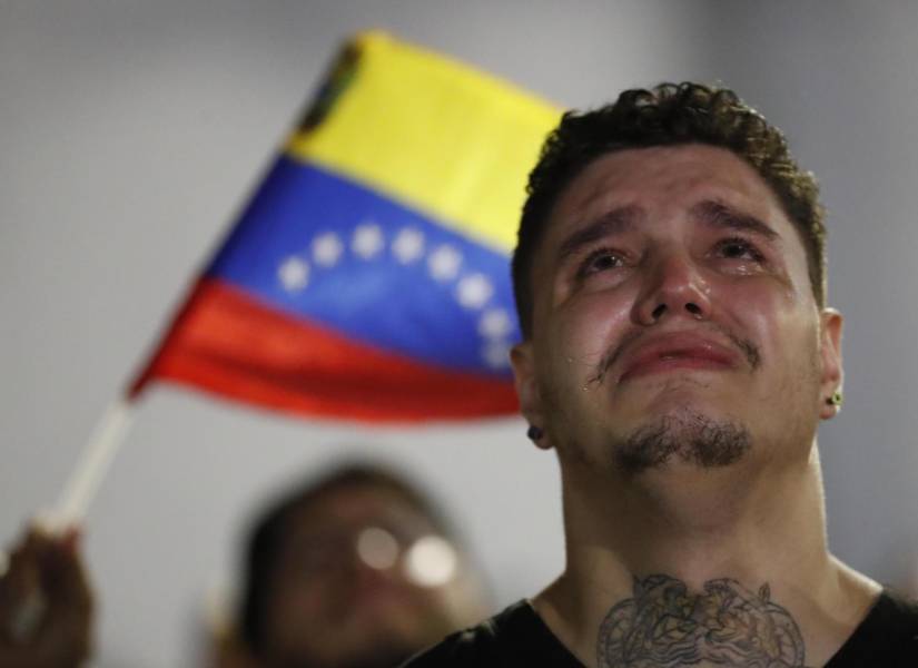 Un ciudadano venezolano llora tras conocer los resultados de las elecciones presidenciales, a las afueras de la Embajada de Venezuela en Ciudad de Panamá.