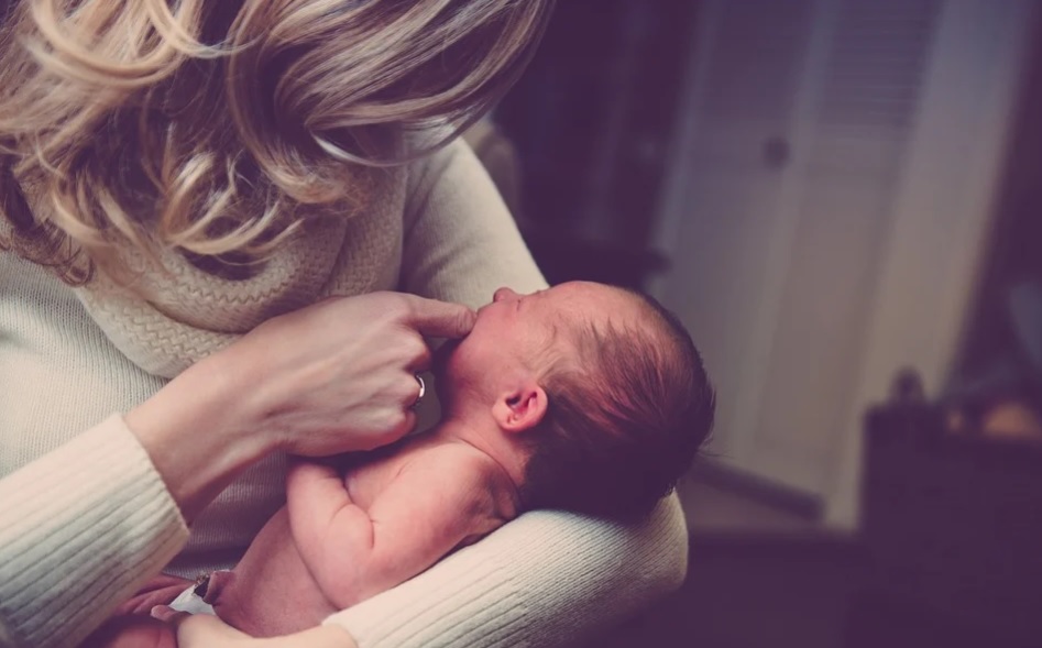 Gualaceo: mujer con COVID dio a luz a bebé sin virus