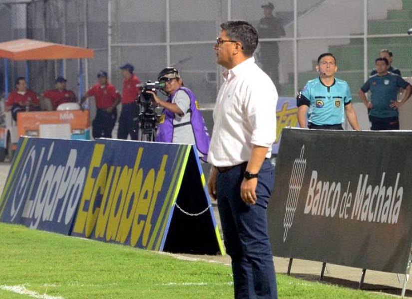 Jorge Alfonso dirigiendo en el partido ante Orense.