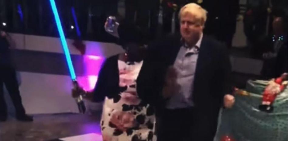 Difunden una foto de Johnson con champán en un evento social durante pandemia