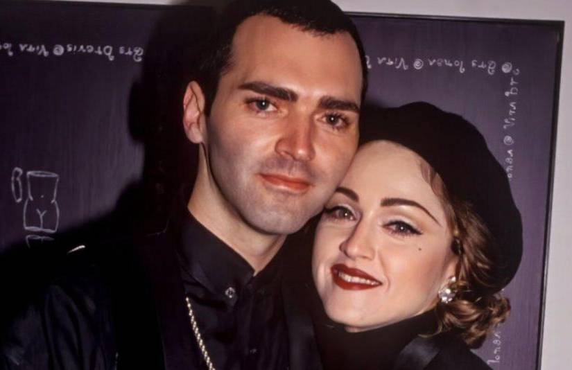 Christopher Ciccone publicó en 2008 el libro de memorias La vida con mi hermana Madonna, un éxito de ventas en el que describió facetas íntimas de la icónica artista y recuerdos de los tiempos en los que estaba de gira con ella, pero que, de acuerdo con algunos medios, motivó un distanciamiento entre los dos.