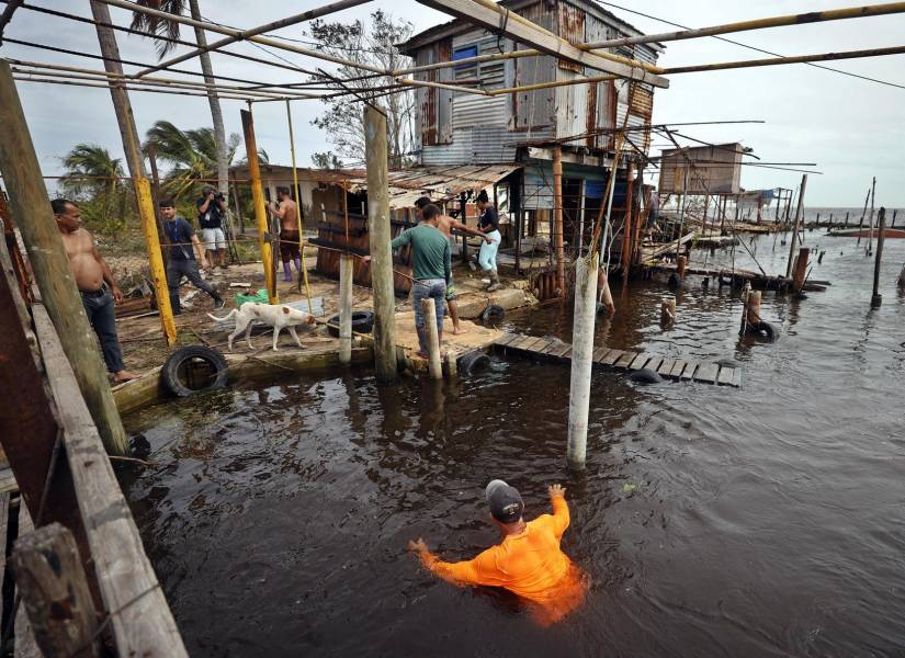 Un pescador nada en el agua tras el paso del huracán Rafael, este jueves en Playa Majana, en la provincia de Artemisa