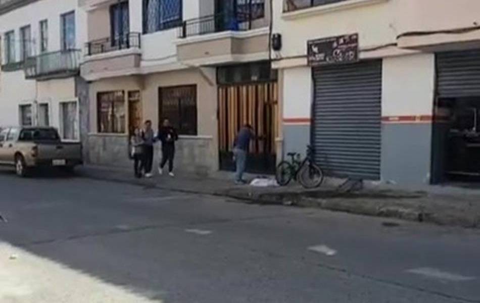 Un hombre fue asesinado por motorizados en el centro de Cuenca