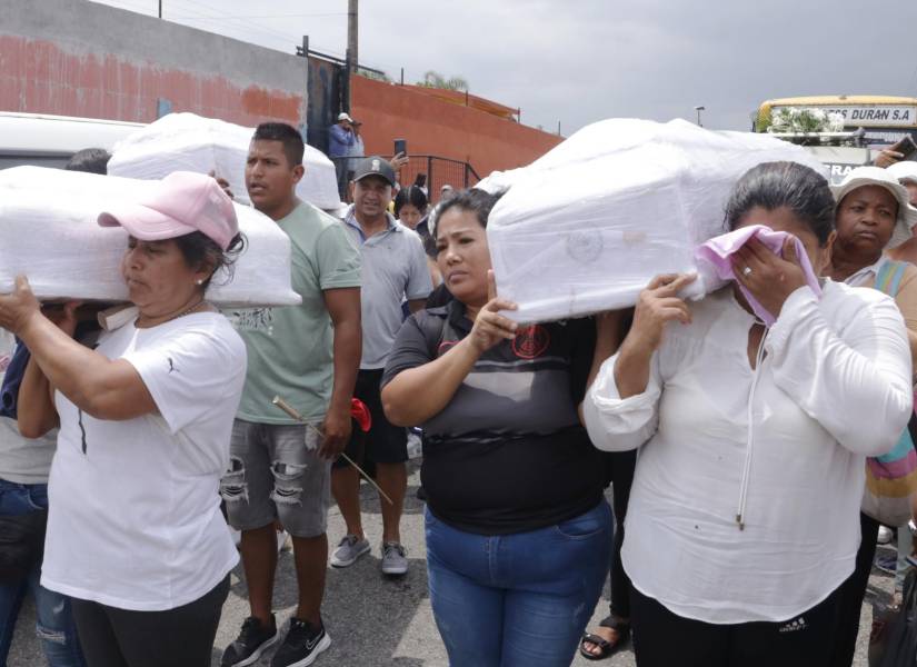 Familiares y amigos participando de un cortejo fúnebre de de los cuatro menores asesinados el 11 de diciembre de 2023 en la Coop. Guayas y Quil en el Guasmo Sur.