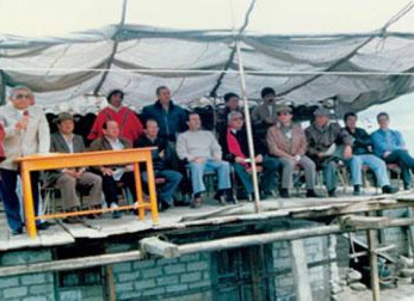 Inauguración del proyecto de electrificación rural Mulanleo en la Provincia de Tungurahua, con la presencia entre otras autoridades, del Dr. Rodrigo Borja Cevallos, Presidente de la República.