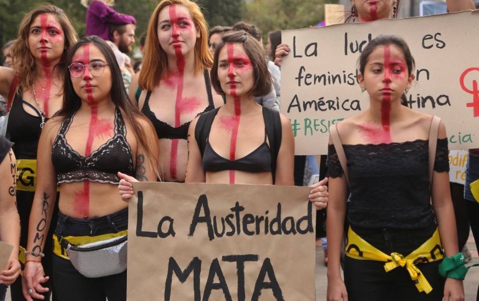 Una colorida marcha feminista contra violencia en Quito