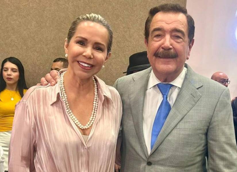 La periodista Luisa Delgadillo es candidata a asambleísta nacional por el PSC. En la imagen aparece con el líder de esa organización, Jaime Nebot.