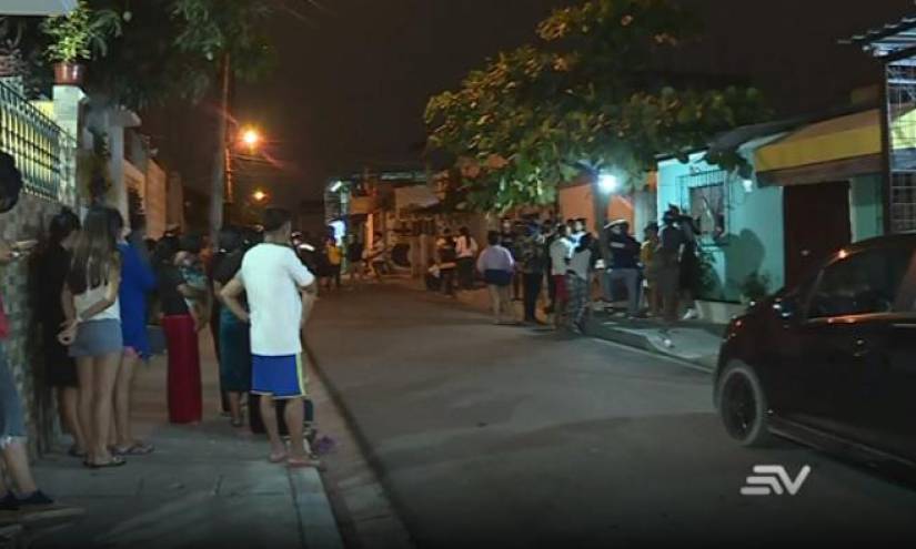 Moradores de El Fortín salieron de sus casas alarmados por el crimen.