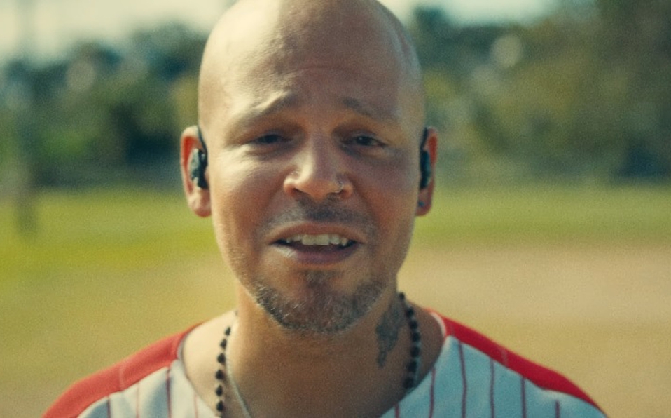 Residente estrena conmovedor e íntimo video musical titulado “René”