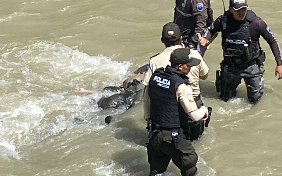 Un policía fue asesinado y arrojado al río Calera en El Oro