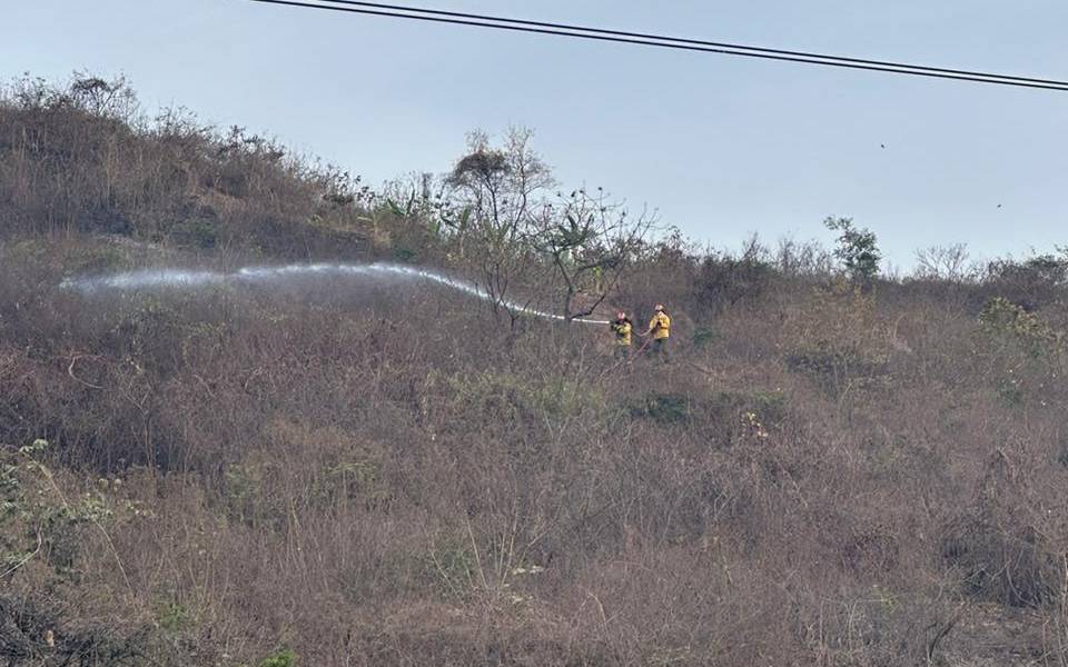 Un incendio forestal en el cerro San Francisco moviliza nuevamente a bomberos en Guayaquil