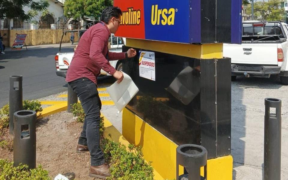 La ARCH clausuró en Guayaquil una gasolinera de Copedesa, empresa de Aquiles Álvarez y su familia