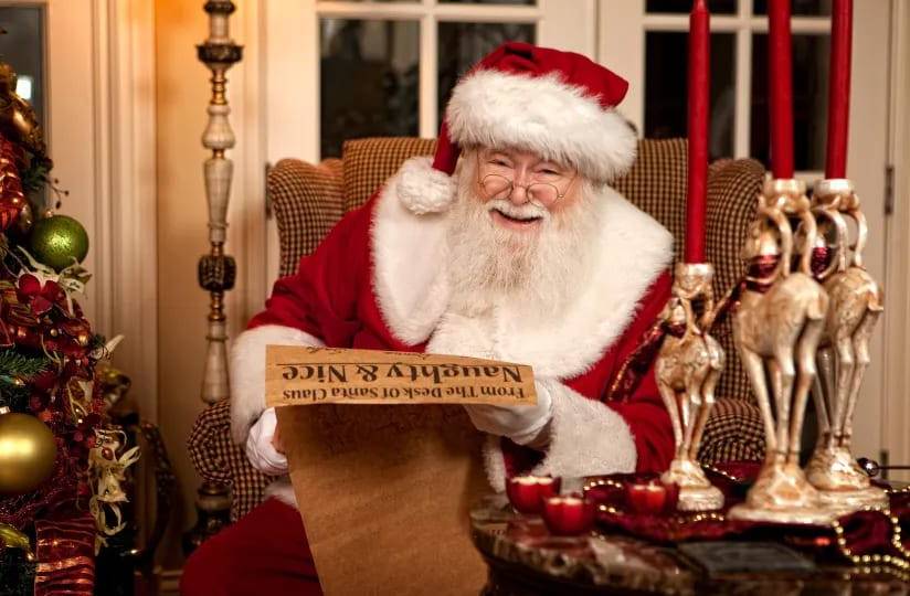 Imagen ilustrativa de Santa Claus leyendo la lista de deseos, donde miles de niños escriben sus deseos de regalos de Navidad.