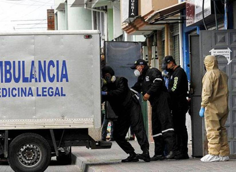 Agentes de Criminalística retiran los cuerpos de dos menores y un adulto en el domicilio de Lissa María C.