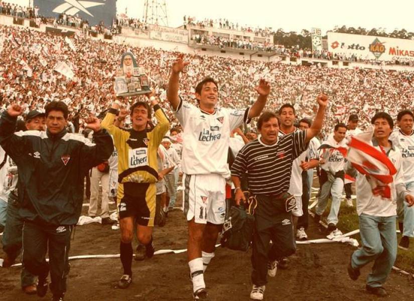 Liga de Quito celebró su título de campeón en 1999 ante El Nacional