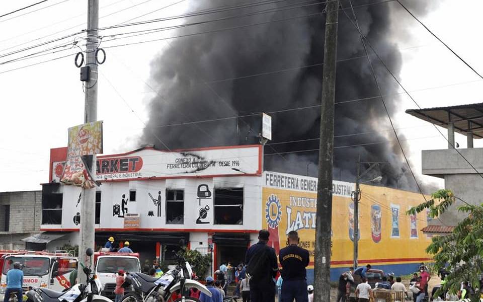 Voraz incendio consume ferretería en Babahoyo