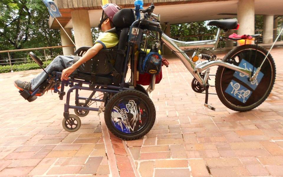 Su amor de padre lo hizo crear bicicleta para niños con parálisis cerebral