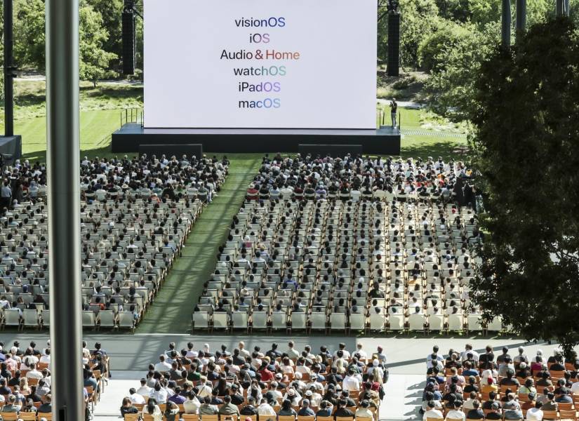 Personas reunidas para la Conferencia Mundial de Desarrolladores de Apple (WWDC) de 2024.