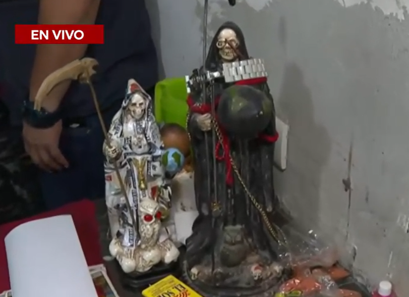 Las autoridades encontraron figuras de la Santa Muerte.