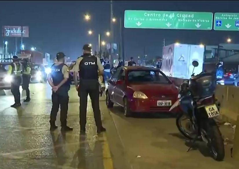 Imagen de policías en la escena del crimen, donde la directora encargada de la Penitenciaría del Litoral fue asesinada.