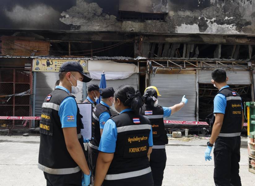 La Policía Forense analiza las causas del incendio y las zonas afectadas.