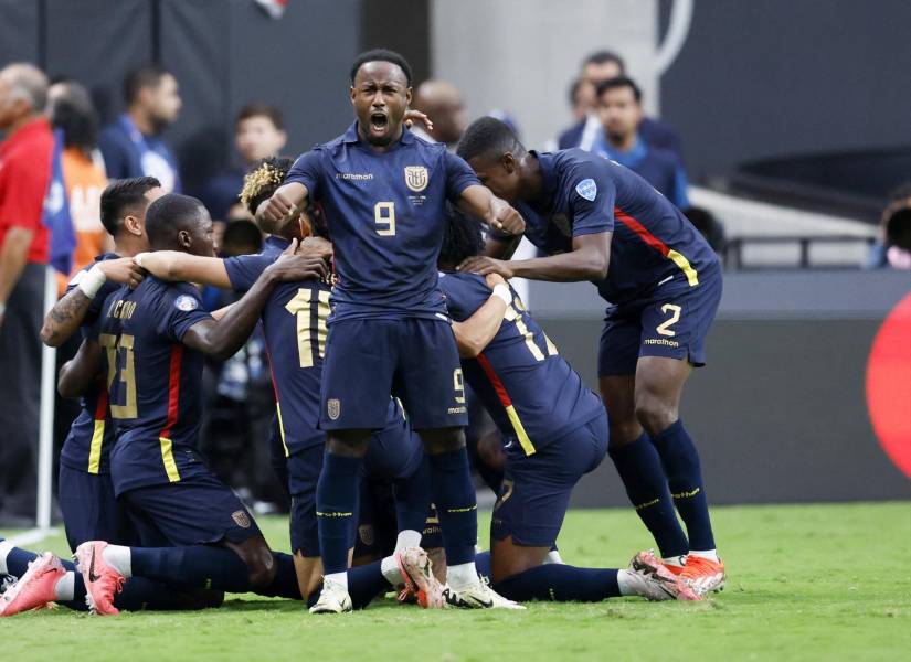 John Yeboah celebra con el resto de sus compañeros el primer gol de Ecuador ante Jamaica en la Copa América.