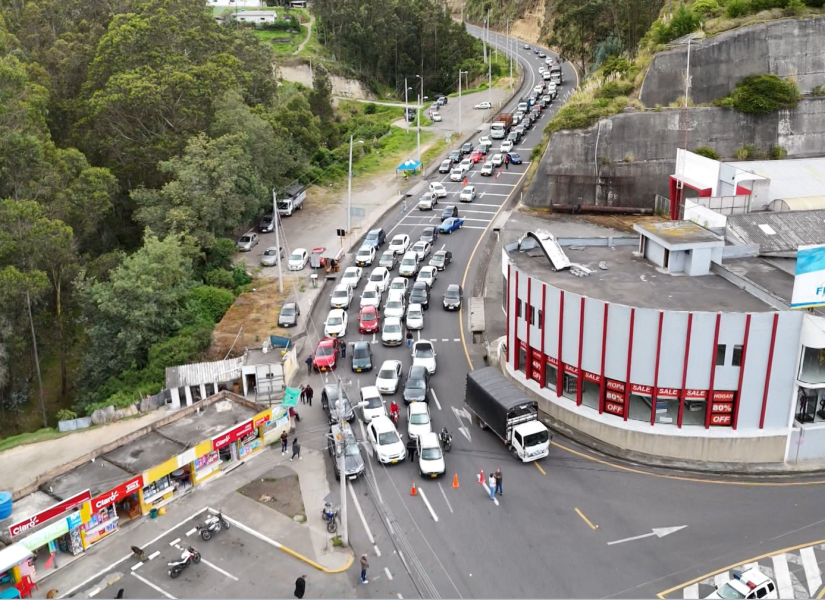Imagen de las filas formadas por vehículos tras el bloqueo del Puente Internacional de Rumichaca este 1 de julio del 2024.