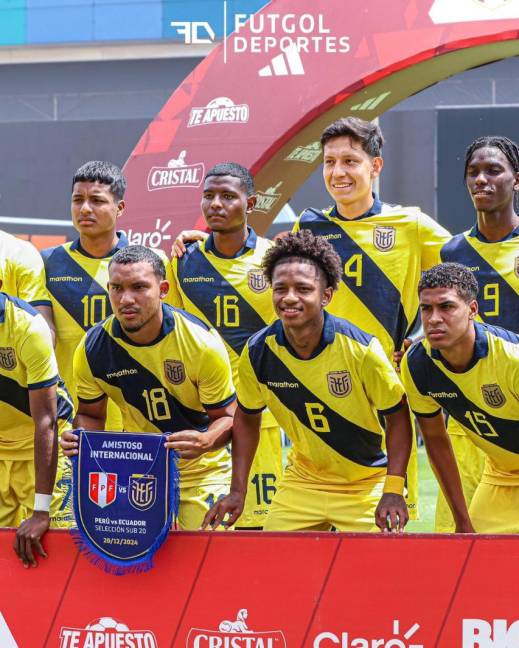 Jugadores de ambas selecciones disputando el balón.