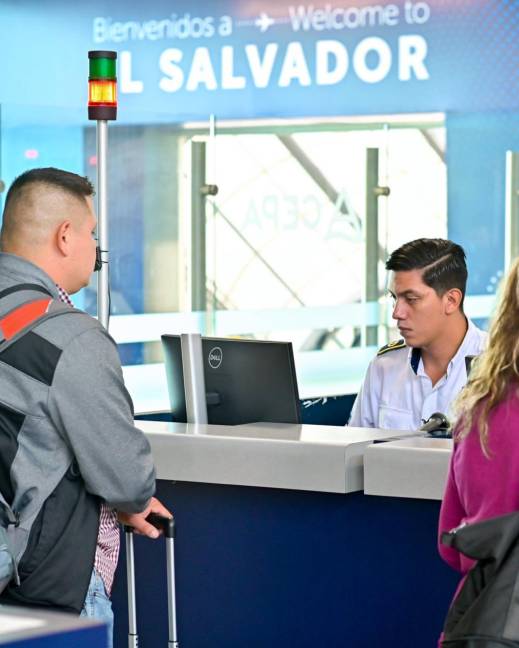 Solo en los primeros cinco meses de este año partieron 50 465 ecuatorianos a El Salvador, pero solo 5 064 retornaron.