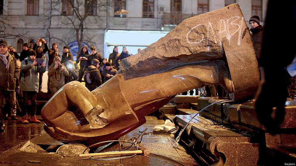 Subastan en internet fragmentos de la estatua de Lenin derribada en Kiev