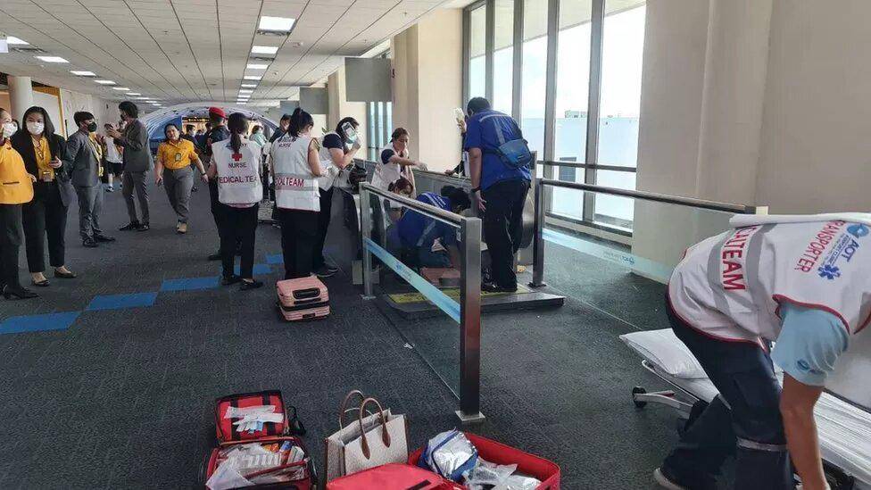 Una mujer perdió una pierna al quedarse atrapada en un pasillo eléctrico de un aeropuerto