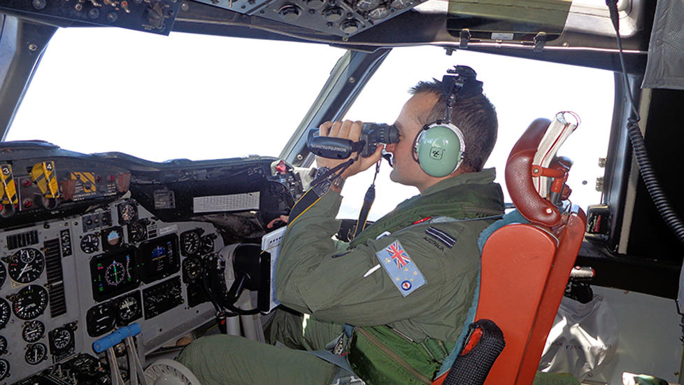 Reinician búsqueda de los posibles restos del avión malasio