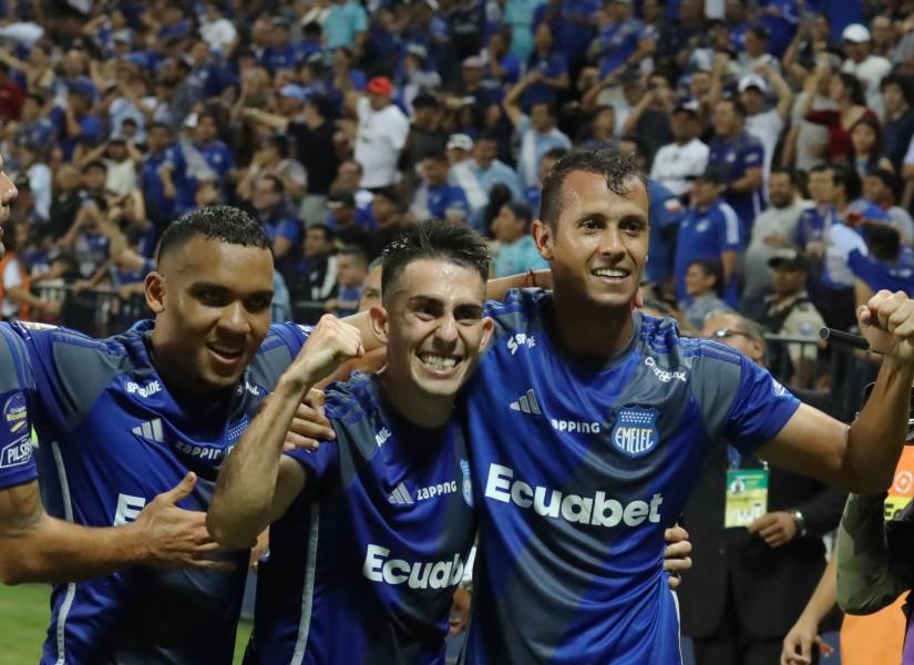 Andrés Ricaurte y sus compañeros celebran el gol de la victoria en el último minuto.